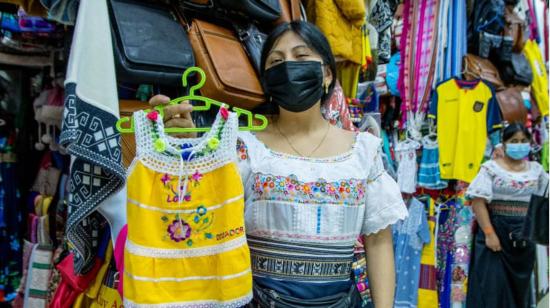 Una mujer indígena trabaja en el Mercado Artesanal Guayaquil, en junio de 2021.