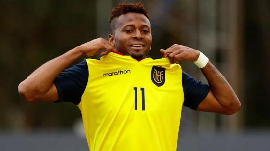 Michael Estrada festeja un gol con la camiseta de la selección ecuatoriana. 