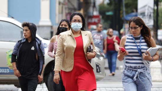 Guayaquileños caminan por las calles, este 19 de julio de 2022.