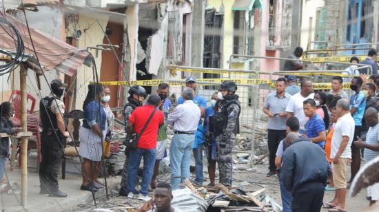 El ministro del Interior, Patricio Carrillo, recorrió la zona de la explosión en Cristo del Consuelo, el 15 de agosto de 2022.