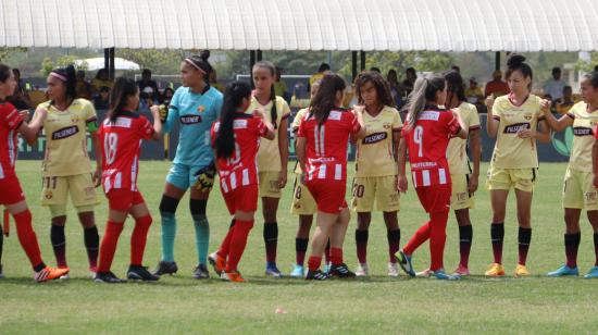 Las jugadoras de Barcelona y Técnico Universitario saludan antes del partido por la Superliga femenina, el 6 de agosto de 2022.