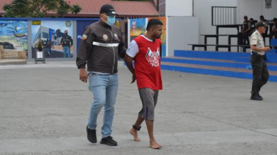 Alias 'Morado', detenido por la Policía Nacional por participar en el atentado en la Calle 8 de Cristo del Consuelo, Guayaquil, 17 de agosto de 2022.