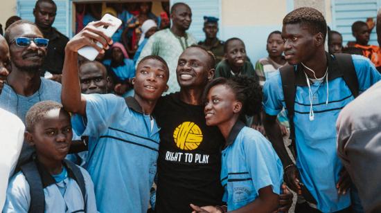 Sadio Mané, con estudiantes en una escuela de Senegal, en octubre de 2021. 