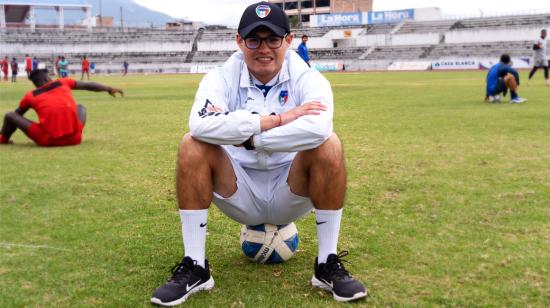 Joe Armas sentado sobre una pelota después de una entrevista con PRIMICIAS, en el estadio de Ibarra, en agosto de 2022.