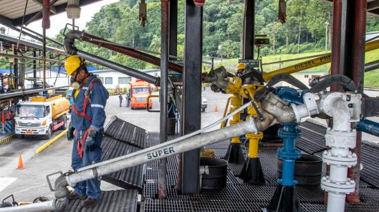 Despacho de gasolina Súper en la Terminal de Santo Domingo de Petroecuador, en agosto de 2022.