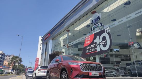 Autos SUV en una concesionaria de Ambacar, en el norte de Quito el 18 de agosto de 2022.