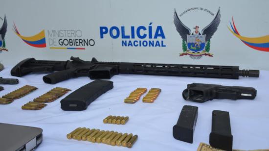 Arma y otras evidencias que la Policía le decomisó a Darío Ch., alias 'Morado' al momento de su captura, el 17 de agosto de 2022.