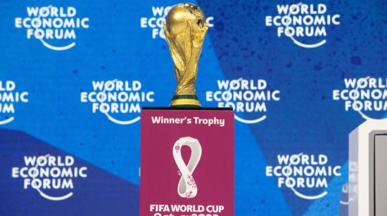 El trofeo de la Copa del Mundo expuesto en un Foro en Suiza, el 23 de mayo de 2022.