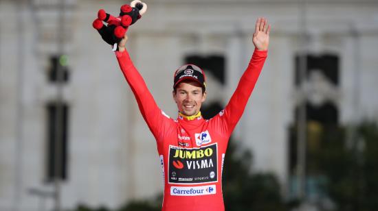 El esloveno Primoz Roglic alza los brazos después de coronarse campeón de la Vuelta a España 2021. 