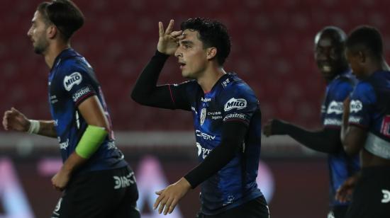 El volante de IDV, Lorenzo Faravelli (medio), celebra un gol ante Deportivo Táchira, el 9 de agosto, en el Estadio Rodrigo Paz Delgado.