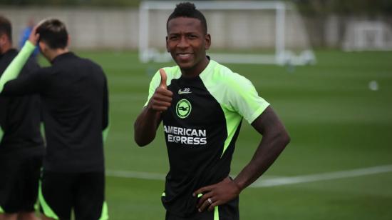 Pervis Estupiñán sonríe durante un entrenamiento con el 
Brighton, el 18 de agosto de 2022.