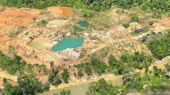 La devastación causada por los mineros solo se evidencia en el lado ecuatoriano. Al frente está Colombia. Agosto de 2022