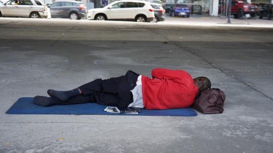 Una persona duerme debajo de un puente en el norte de Guayaquil, 16 de agosto de 2022.