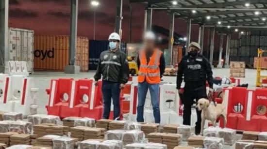 Agentes antinarcóticos junto a uno de los aprehendidos, tras el decomiso de cocaína en el Puerto de Guayaquil, el 19 de agosto de 2022. 