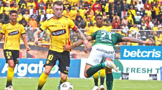 Damián Díaz, de Barcelona, intenta controlar un balón en el partido ante Orense, en Machala, el 20 de agosto de 2022.