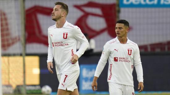 Tomás Molina (i) y Alexander Alvarado (d) durante el partido ante Cumbayá, en el Estadio Rodrigo Paz Delgado, el 20 de agosto de 2022.