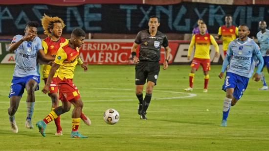 Los jugadores de Aucas y Macará disputan una pelota en el partido jugado el 20 de agosto de 2022, en Ambato