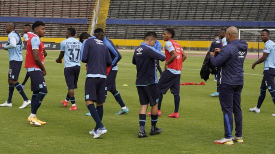 Los jugadores de Universidad Católica en la cancha del Olímpico Atahualpa, el domingo 21 de agosto de 2022.