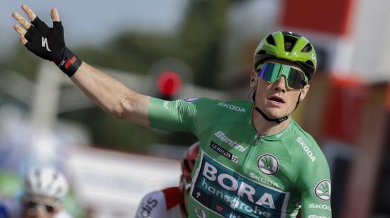 Sam Bennett festeja su segundo triunfo en la Vuelta a España, el 21 de agosto de 2022.
