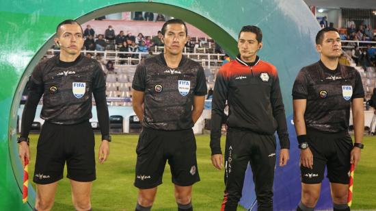 La terna arbitral para el partido entre Macará y Aucas, liderada por Álex Cajas, posa para una foto en el estadio Bellavista, el 20 de agosto de 2022.