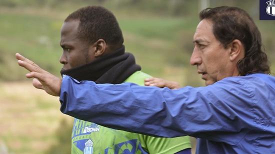 Héctor Chiriboga le da indicaciones al arquero Johan Padilla, en un entrenamiento de 
Macará, en Ambato.