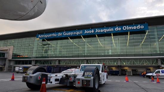 Vista frontal de un lado de la pista del Aeropuerto José Joaquín de Olmedo de Guayaquil. 