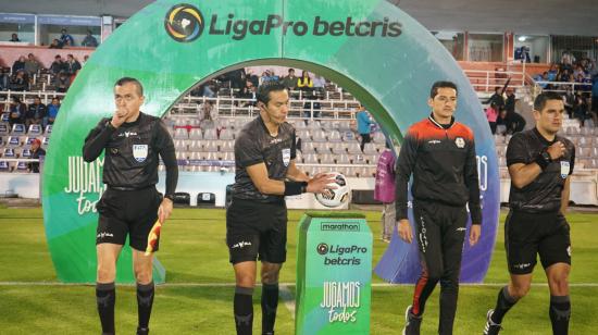 La terna arbitral del partido Macará vs. Aucas, liderada por Álex Cajas, antes del encuentro por la Fecha 7 en el estadio Bellavista, el 20 de agosto de 2022. 