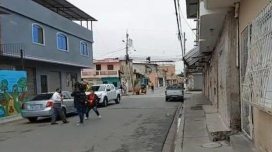 Exteriores del centro infantil Frida Kahlo, que registró daños tras el ataque con explosivos en el bloque 10 de Bastión Popular, noroeste de Guayaquil, el 22 de agosto de 2022.