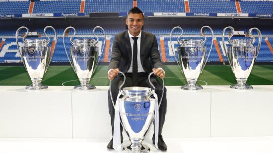 Carlos Henrique Casemiro posa, el 22 de agosto de 2022, con los trofeos de la Champions League que ganó en el Real Madrid.