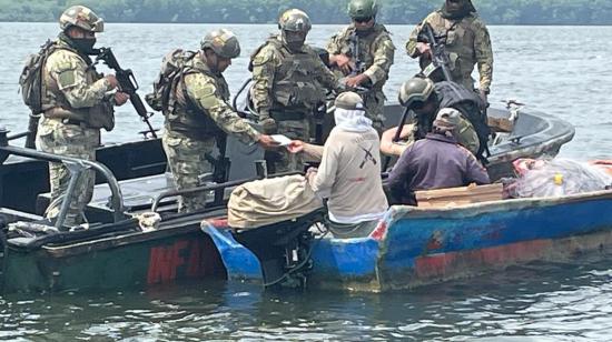 Infantes de marina ecuatorianos realizan patrullajes en los esteros de San Lorenzo, cerca de la frontera con Colombia.