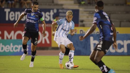 Jordan Rezabala, de Guayaquil City, da un pase en el partido ante IDV, en el Estadio Christian Benítez, el 22 de agosto de 2022.