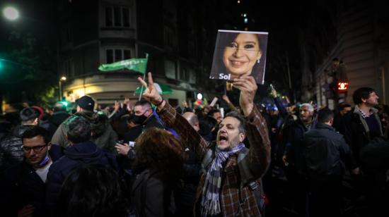 Manifestantes se concentran frente al domicilio de la vicepresidenta argentina, Cristina Fernández, el 22 de agosto de 2022, para demostrar su posición a favor o en su contra por el procesa de corrupción.