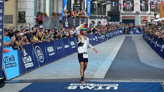 Joaquín López levanta la bandera de Ecuador en la meta del TSD del Ultra Trail Mont Blanc, el 23 de agosto de 2022.