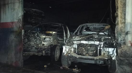 El ataque con explosivos en un taller mecánico en el suburbio de Guayaquil, la madrugada del 24 de agosto de 2022, dejó tres vehículos destruidos.