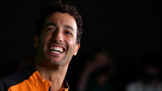 El piloto de Fórmula 1 Daniel Ricciardo sonríe en una rueda de prensa en Melbourne, en abril de 2022.