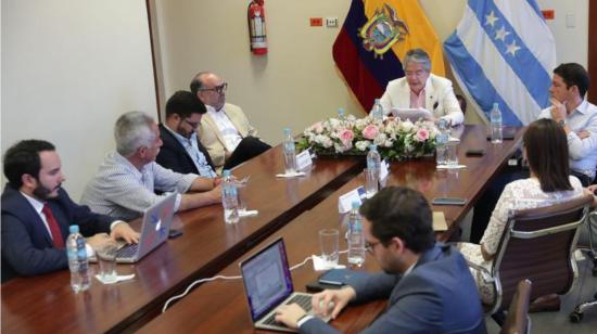 El presidente Guillermo Lasso y su equipo analizan el contenido de la consulta popular, el 23 de agosto de 2022, en Guayaquil.