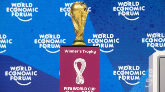 El trofeo de la Copa del Mundo expuesto en un Foro en Suiza, el 23 de mayo de 2022