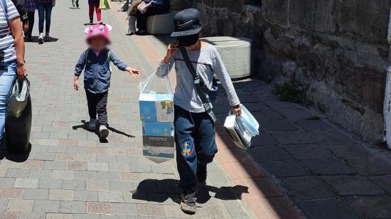 Andrés vende mascarillas en las calles del Centro Histórico de Quito, el 25 de agosto de 2022.