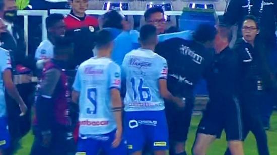 Héctor Lautaro Chiriboga golpea al árbitro Álex Cajas, durante el partido entre Macará y Aucas, el sábado 21 de agosto de 2022. 