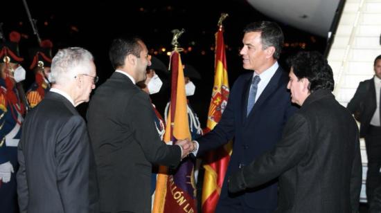 El presidente del Gobierno español, Pedro Sánchez, a su arribo al aeropuerto de Quito, la noche del 24 de agosto de 2022.