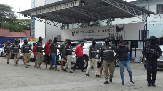 Imagen de los 18 detenidos de los Choneros y los Águilas, por parte de la Policía Nacional en Guayaquil, el 25 de agosto de 2022.