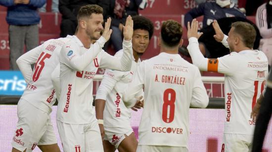 Los jugadores de Liga de Quito celebran un gol ante Cumbayá en el Estadio Rodrigo Paz, el 20 de agosto de 2022.