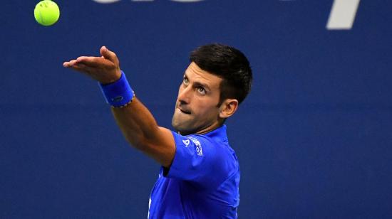 Novak Djokovic sirviendo frente al bosnio Damir Dzumhur, en el Abierto de Estados Unidos 2020.