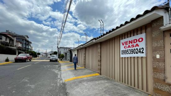 Un letrero de una venta de una casa en el norte de Quito, el 25 de agosto de 2022.