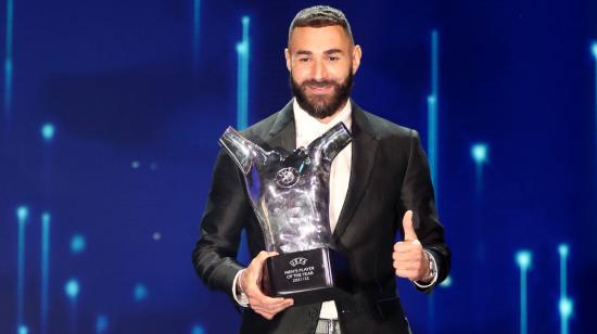 El jugador del Real Madrid, Karim Benzema, con el preio al Jugador del año de la UEFA, en Estambul, el 25 de agosto de 2022.