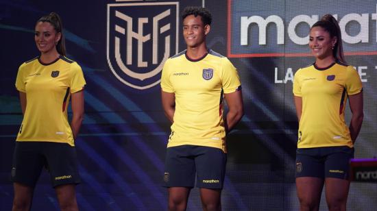 La Federación Ecuatoriana de Fútbol y Marathon Sports presentaron la camiseta que usará Ecuador en el Mundial de Catar 2022. 