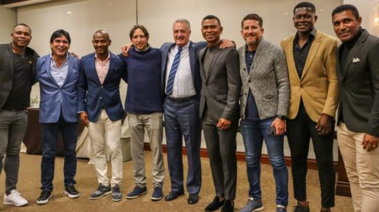 El DT Gustavo Alfaro (centro) junto a exjugadores de la Selección, el 24 de agosto de 2022.