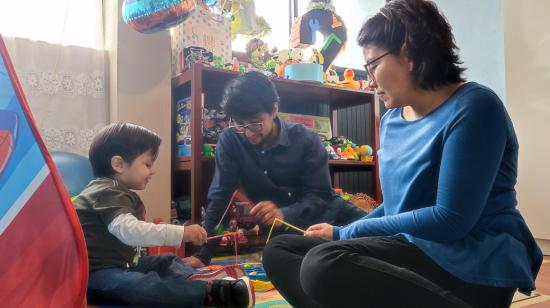 Emilio Pavón juega con sus padres en su casa, el 25 de agosto de 2022.