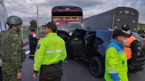 Imagen del accidente de tránsito en el que fallecieron dos militares, en el sector del peaje de San Gabriel, provincia de Carchi, la tarde del 25 de agosto de 2022.