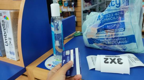 Imagen referencial de compra con tarjeta de crédito en una farmacia de Quito el 26 de agosto de 2022.